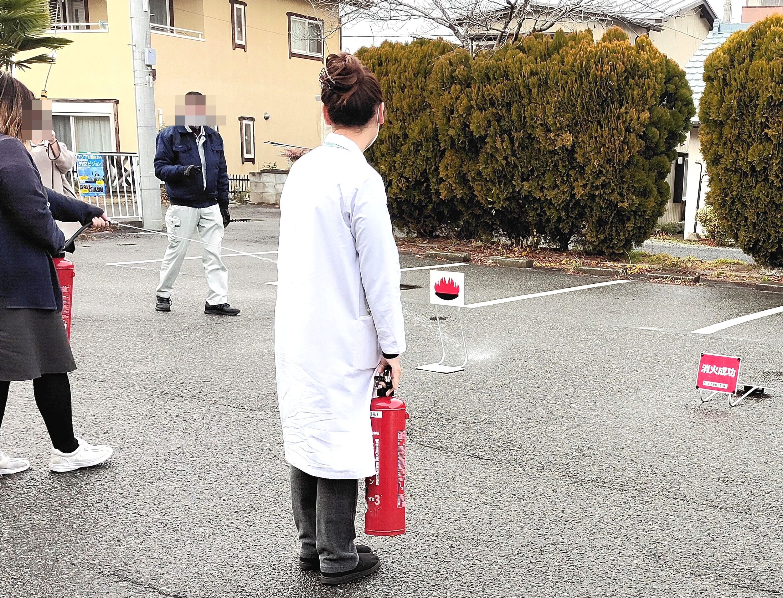 薬剤師　消火器を持つ‼